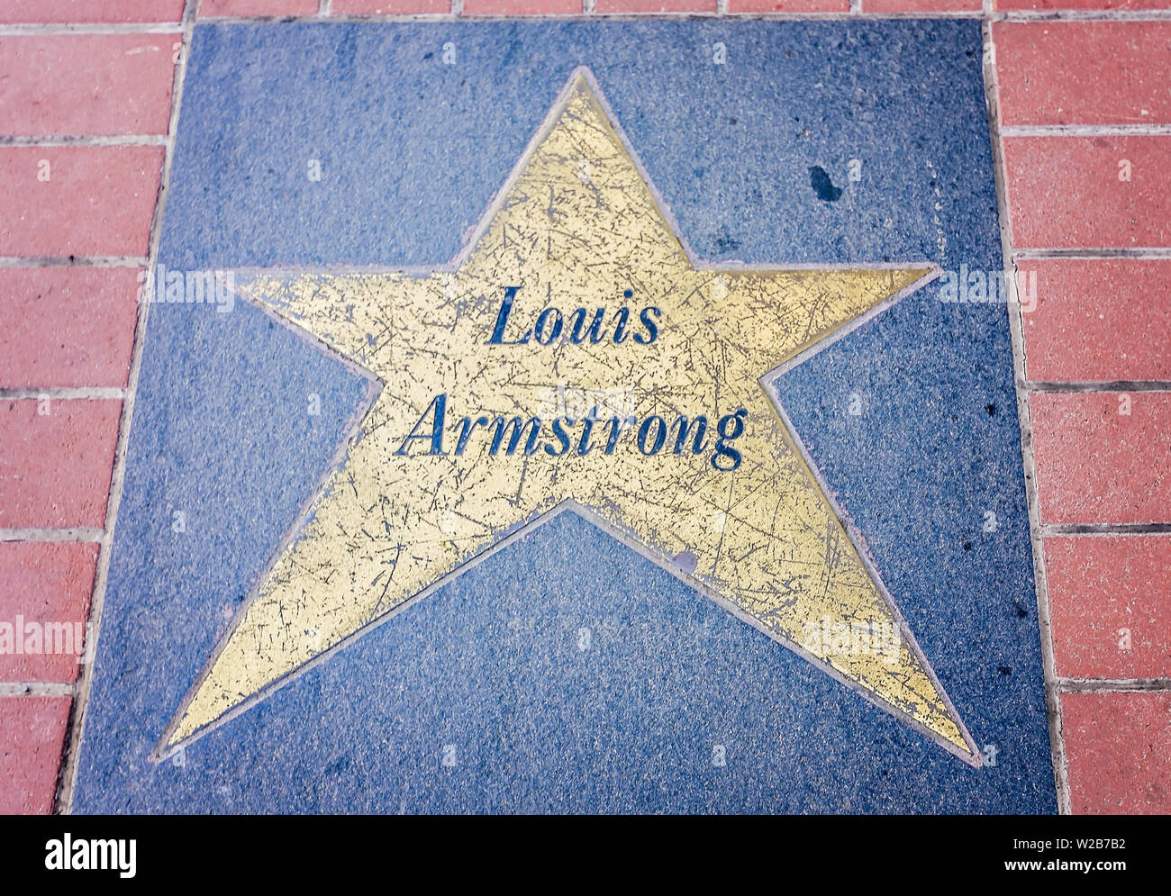 Einen goldenen Stern der Name des Jazz Musiker Louis Armstrong Lager ist in einem Bürgersteig vor dem Orpheum Theater in Memphis, Tennessee, eingebettet. Stockfoto