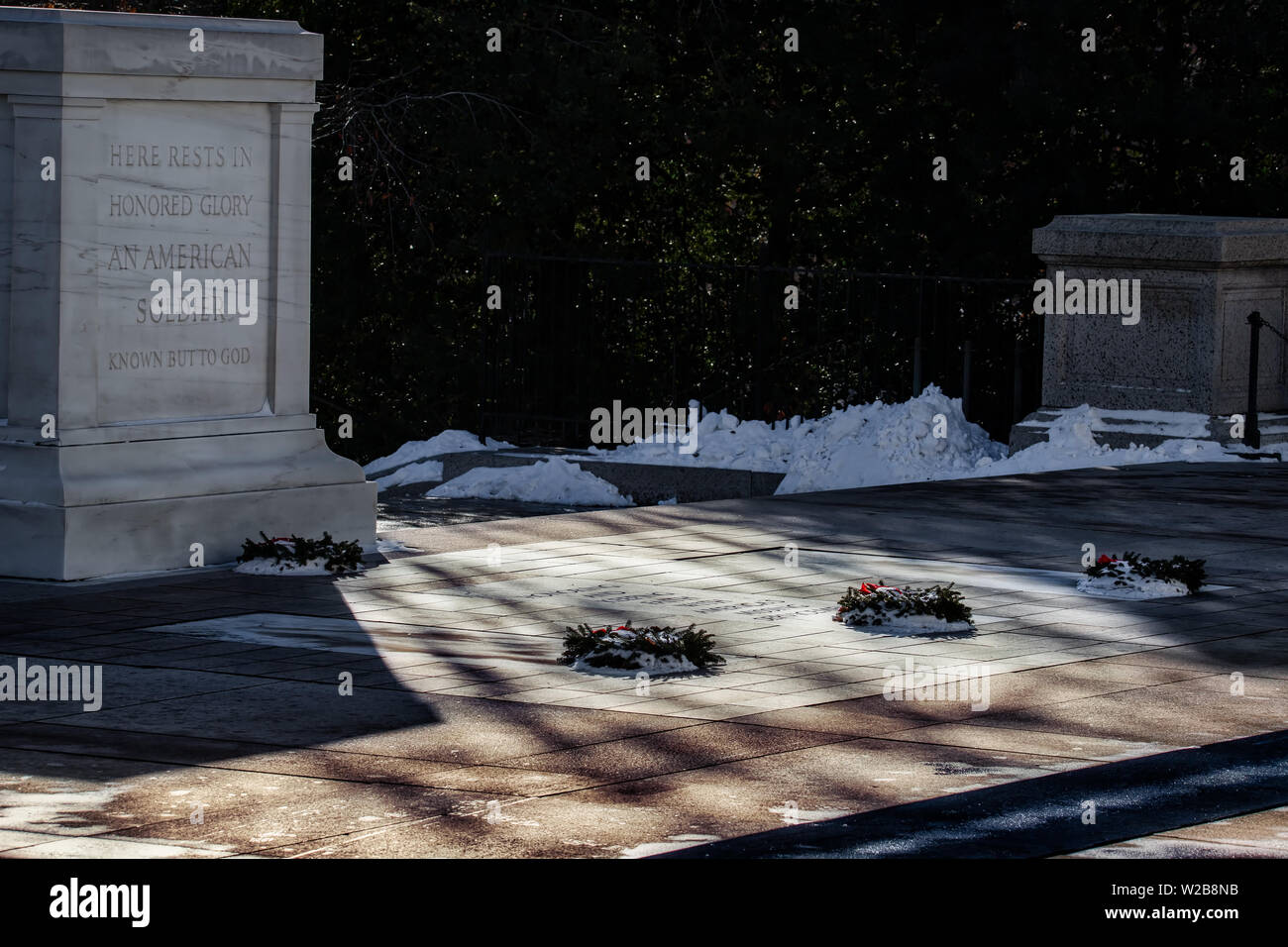 Kränze im Schnee am Grab des Unbekannten Soldaten auf dem Arlington National Cemetery in Virginia abgedeckt. Stockfoto