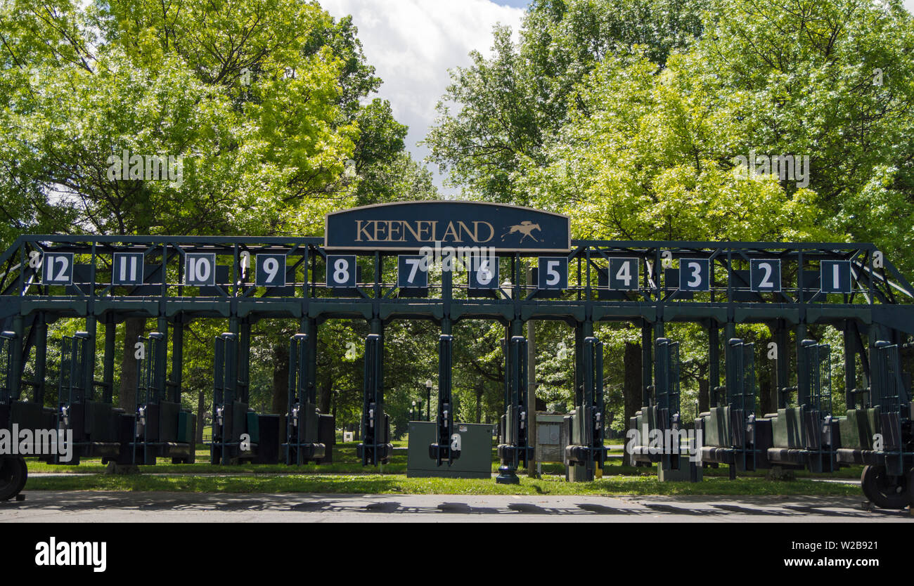 Lexington, Kentucky, USA - Starttor für die Keeneland Vollblut-Pferderennbahn in Lexington Kentucky. Stockfoto