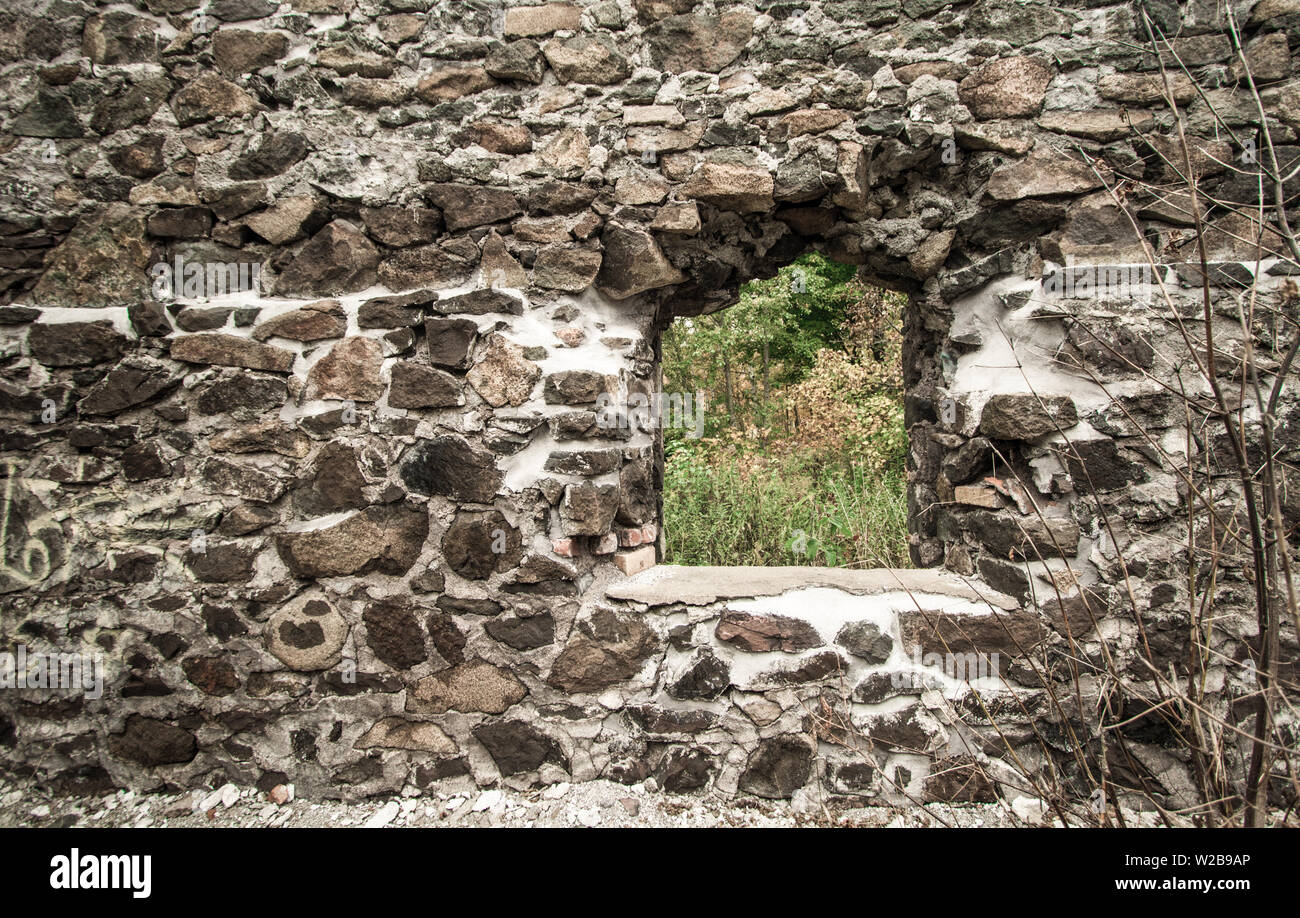 Haus aus Stein. Verlassene Steinhaus mit leeren Fenster mit Blick auf einen nebligen Wald. Stockfoto