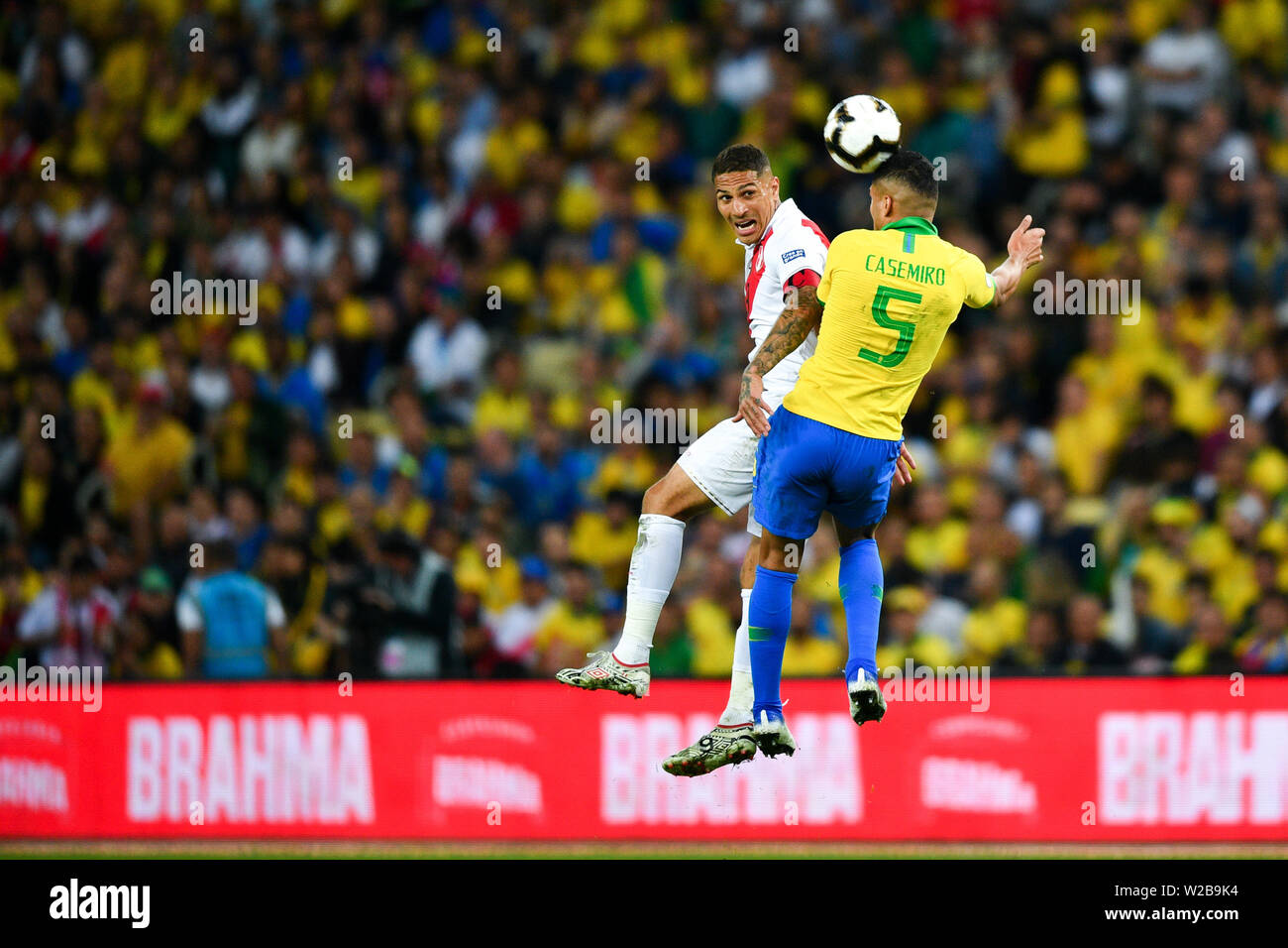 Rio De Janeiro, Brasilien. 7. Juli 2019. Brasiliens Casemiro (R) mit Paolo Guerrero von Peru konkurriert bei der Copa America 2019 Finale zwischen Brasilien und Peru, in Rio de Janeiro, Brasilien, am 7. Juli 2019 statt. Brasilien gewann 3-1. Credit: Xin Yuewei/Xinhua/Alamy leben Nachrichten Stockfoto