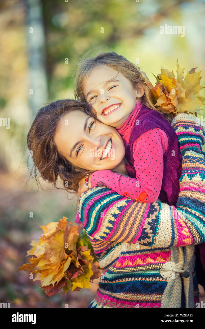 Mutter und Tochter genießen Sie sonnige Herbst im Park Stockfoto