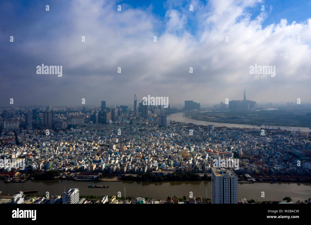 Am frühen Morgen Panorama von Ho Chi Minh City Vietnam. Oft gibt es niedrige Wolken und Nebel am Morgen um diese Zeit des Jahres. Foto aus dem Bezirk 7. Stockfoto