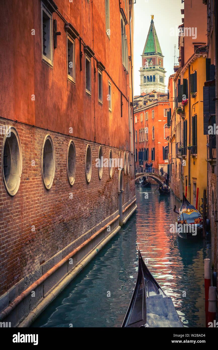 Schmalen Kanal in Venedig Stockfoto