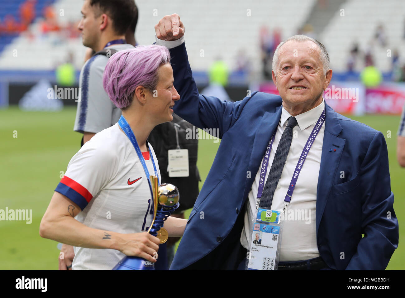 Groupama Stadion, Lyon, Frankreich. 7. Juli 2019. FIFA Frauen WM-Finale, USA versus Niederlande; Megan Rapinoe (USA) als Jean-Michel Aulas Punkte Sie für besondere Aufmerksamkeit Credit: Aktion plus Sport/Alamy leben Nachrichten Stockfoto