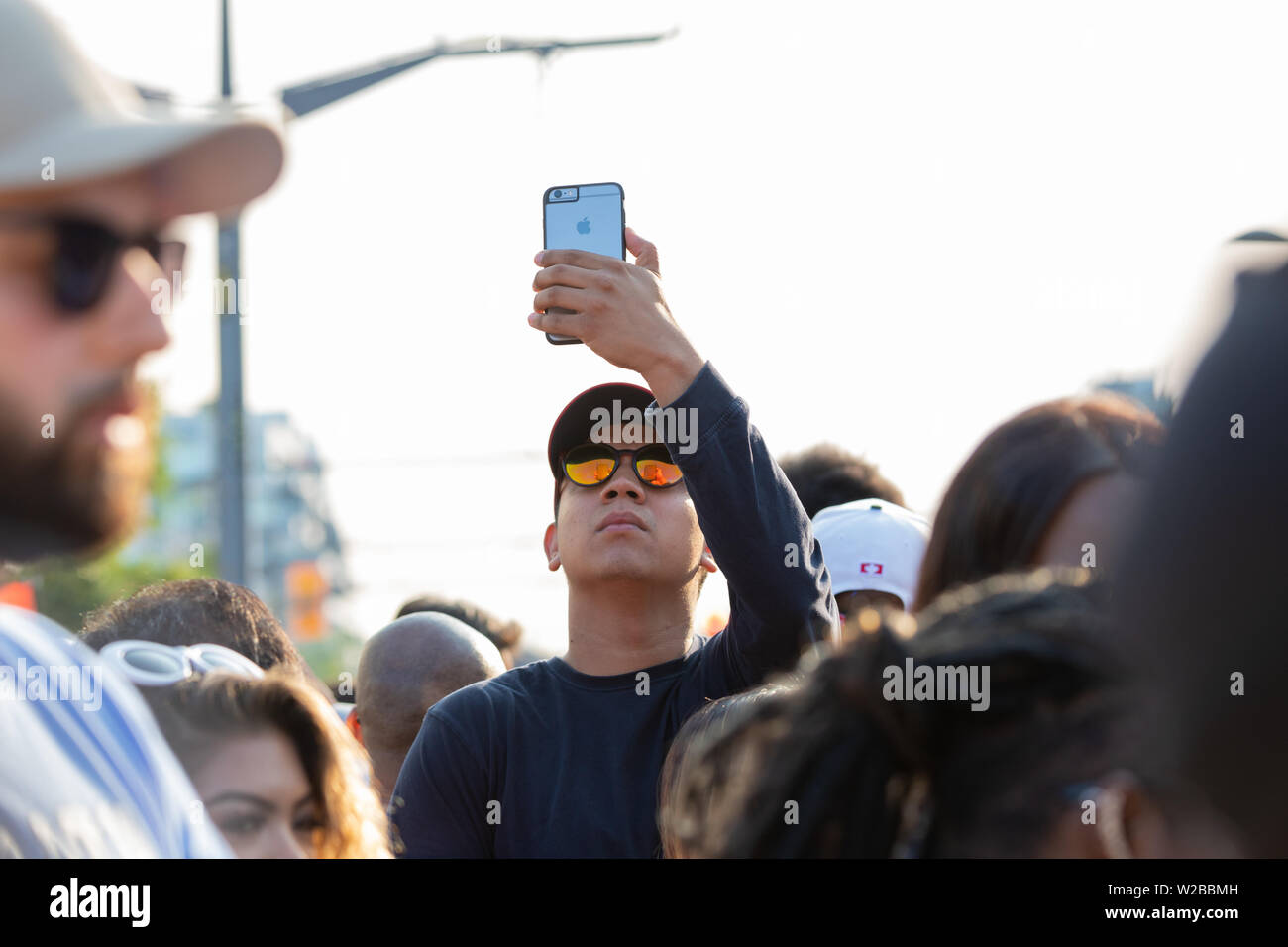 Toronto, Ontario/Kanada - 7. Juli 2019: Der Mensch nimmt Selfie Am 15. jährlichen TD Salsa auf St. Clair Street Festival Stockfoto