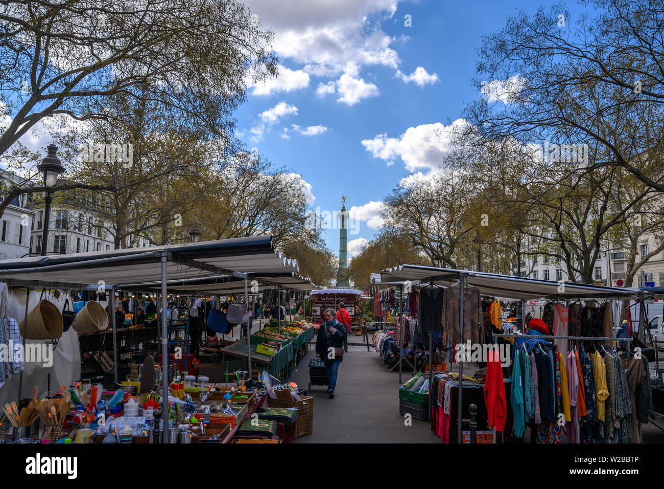 PARIS, FRANCE - April 4, 2019: Paris Frankreich Skyline der Stadt an der Place de la Bastille Markt Stockfoto