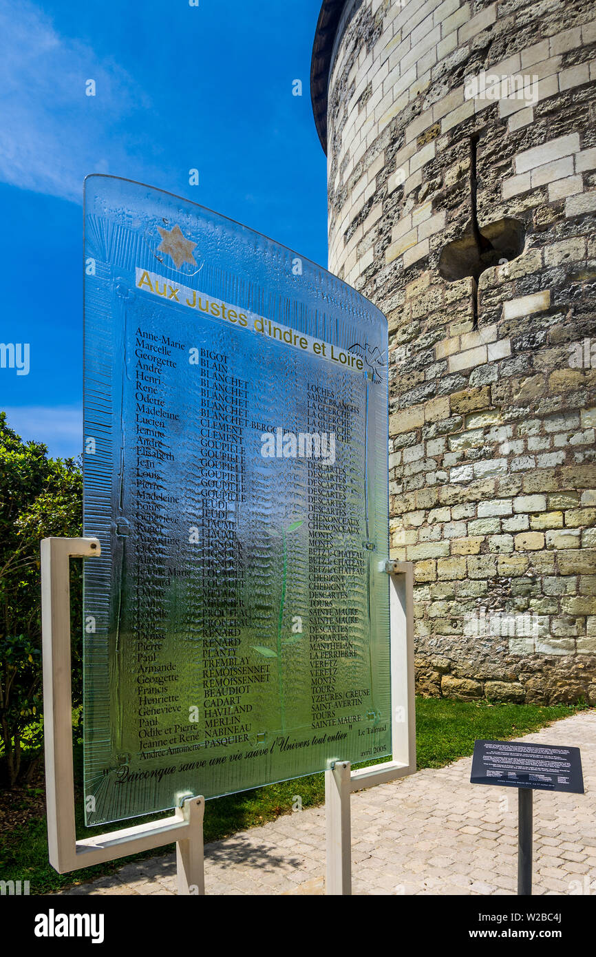 Gravierte Glasscheibe mit Namen von Menschen, die Juden während des Zweiten Weltkriegs - Chateau de Tours, Frankreich gespeichert. Stockfoto