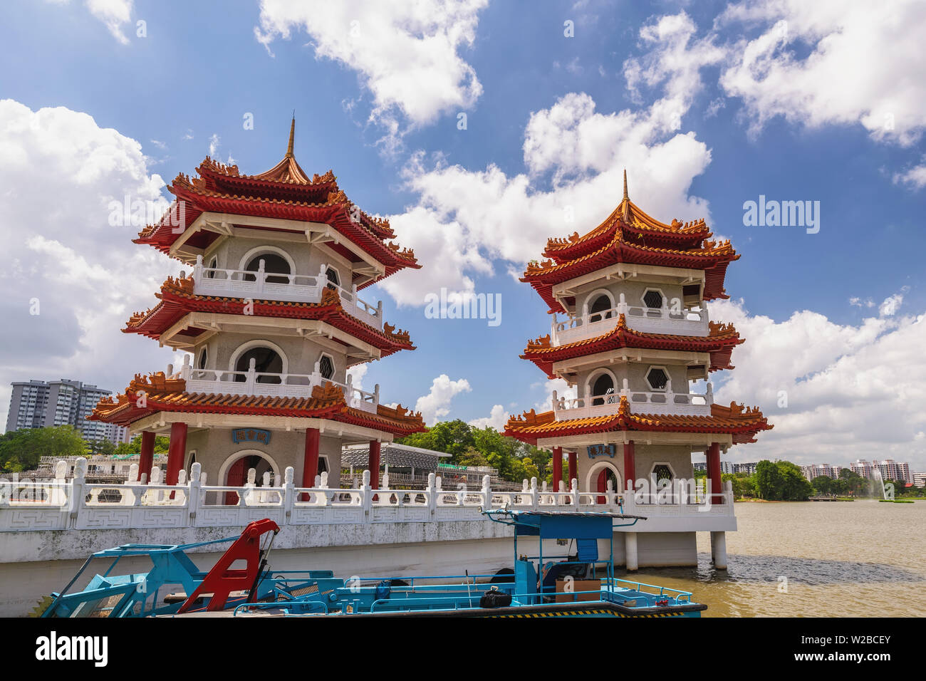 Singapur Skyline von Twin Pagode in Chinesischer Garten Stockfoto