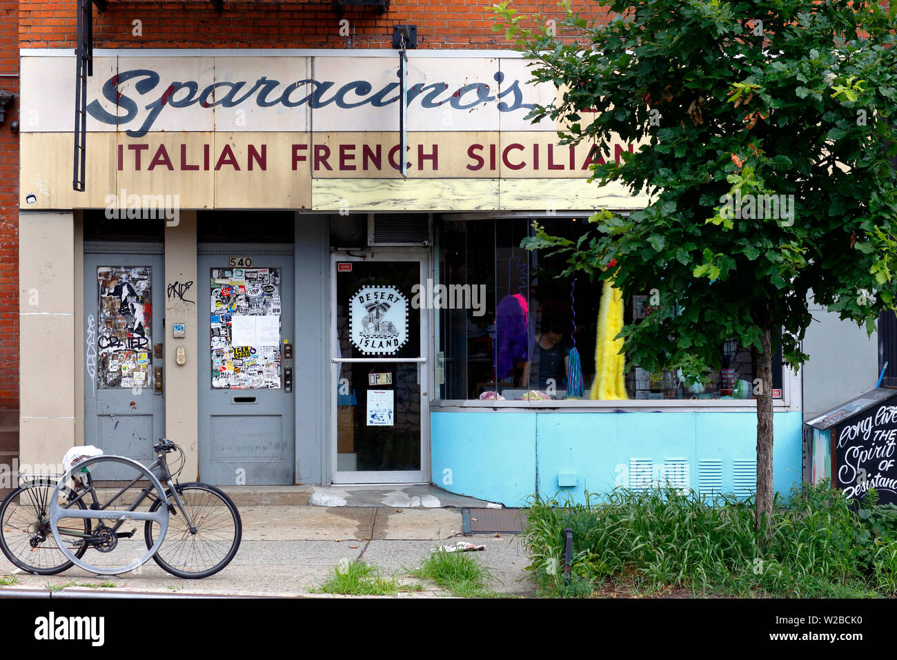 Desert Island, 540 Metropolitan Avenue, Brooklyn, New York. NYC-Schaufensterfoto eines Comicbuches im Stadtteil Williamsburg. Stockfoto