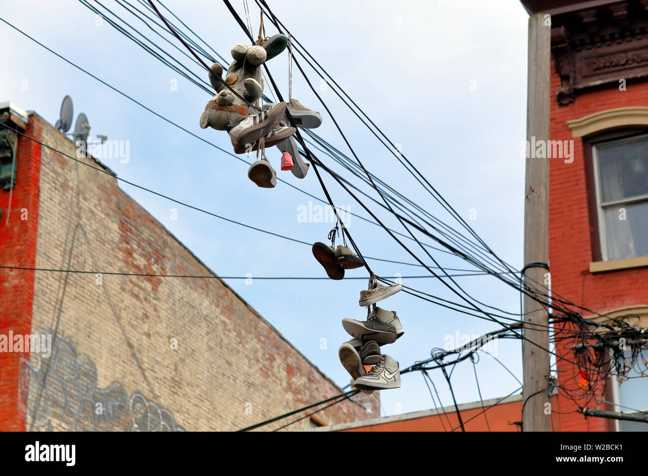 Schuhe „Shoefitti“ auf Powerlines in Brooklyn, New York Stockfoto