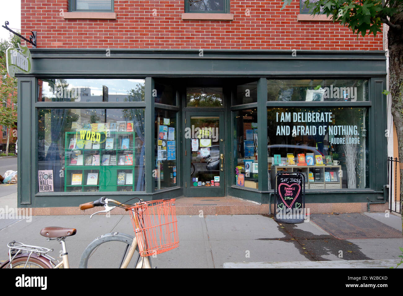 WORD, 126 Franklin Street, Brooklyn, New York. NYC-Schaufensterfoto eines Buchladens und eines Gemeinschaftsraums in Greenpoint. Stockfoto