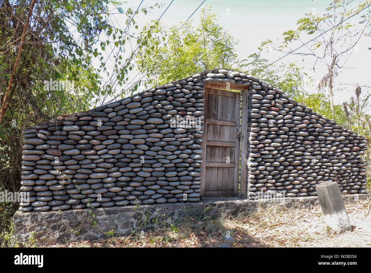 Steinmauer Mit Geschlossenen Alte Holztur Auf Der Strasse Eine Wand Aus Steinen In Den Dschungel Steine Aus Dem Fluss Der Das Wasser In Glatt Gearbeitet Stockfotografie Alamy