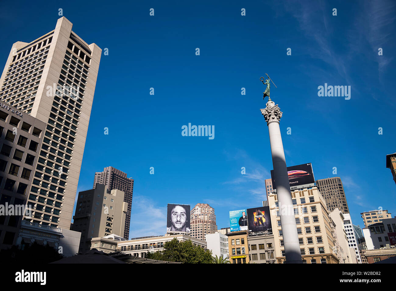 San Francisco, CA, USA. 5. Okt, 2018. Colin Kaepernick NIKE ad in Union Square San Francisco, CA am 5. Oktober 2018. Copyright Paul Kitagaki Jr Ã' © 2018. Credit: Paul Kitagaki jr./ZUMA Draht/Alamy leben Nachrichten Stockfoto