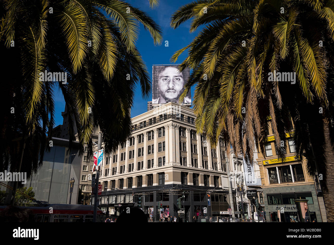 San Francisco, CA, USA. 5. Okt, 2018. Colin Kaepernick NIKE ad in Union Square San Francisco, CA am 5. Oktober 2018. Copyright Paul Kitagaki Jr Ã' © 2018. Credit: Paul Kitagaki jr./ZUMA Draht/Alamy leben Nachrichten Stockfoto