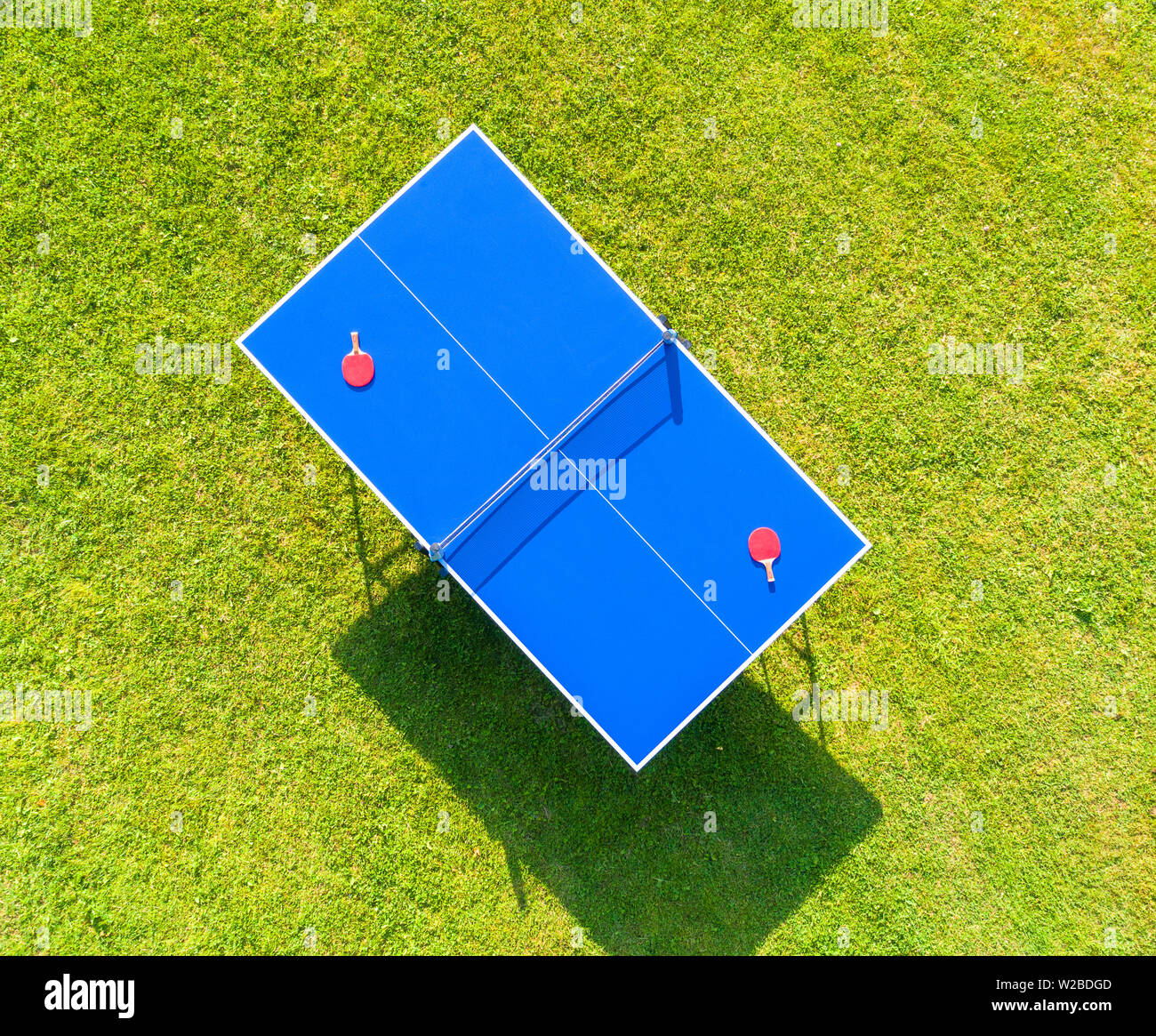Luftaufnahme blauer Tisch Tennis oder Tischtennis. Close-up Ping - pong net. In der Nähe von Ping pong Net und Linie. Ansicht von oben zwei Tischtennis oder Ping pong Schläger oder Stockfoto
