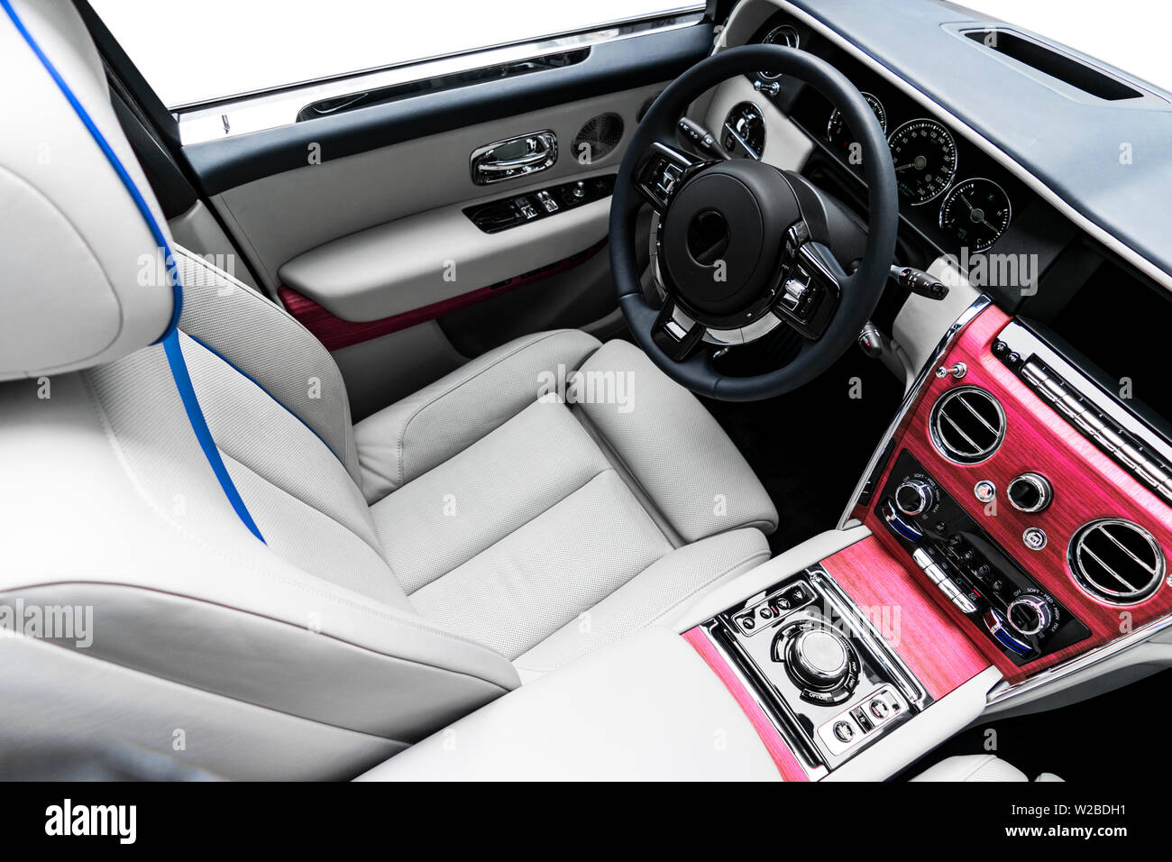 Auto Innenraum Luxus. Komfortablen modernen Salon. Reinigung und Auto-Service-Details  Stockfotografie - Alamy