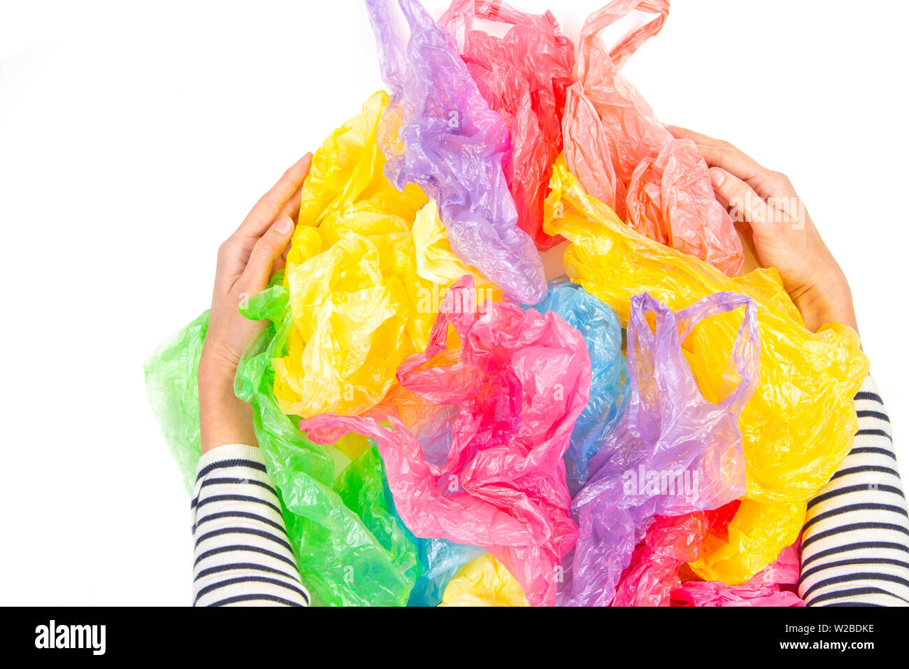 Frau Hände halten viele Plastiktüten auf weißen Hintergrund. Kein Plastik, Umwelt, Verschmutzung Konzept Stockfoto
