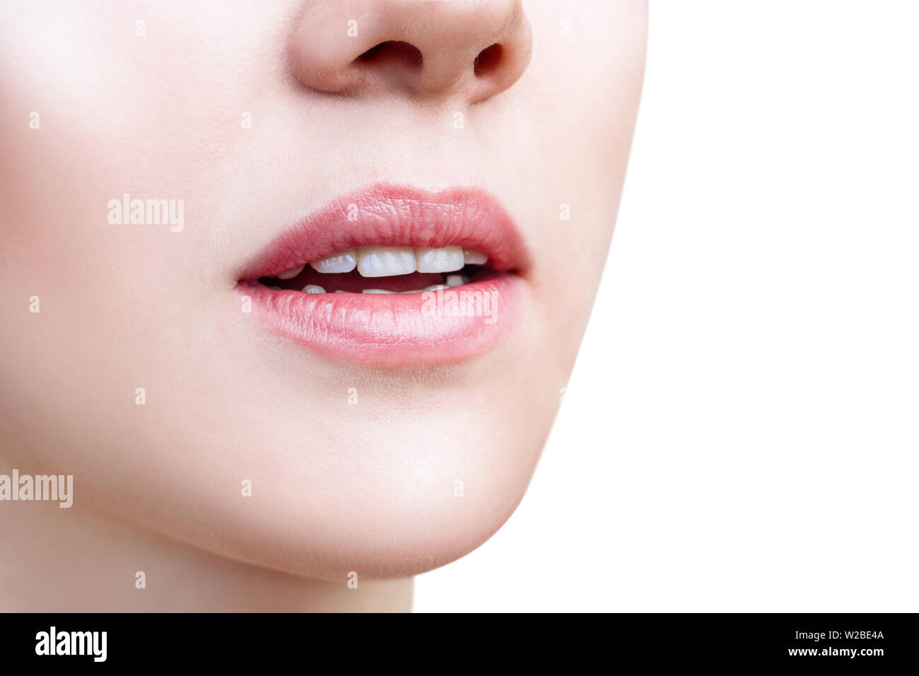 Perfekte natürliche Lippen der jungen Frau. Stockfoto