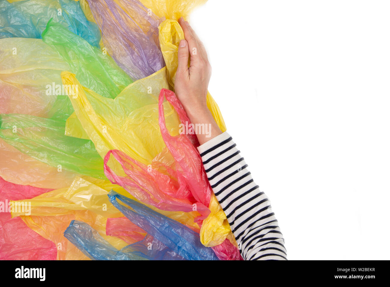 Frau Hand weigert sich mit Plastiktüten. Kein Plastik, Umwelt, Verschmutzung Konzept Stockfoto