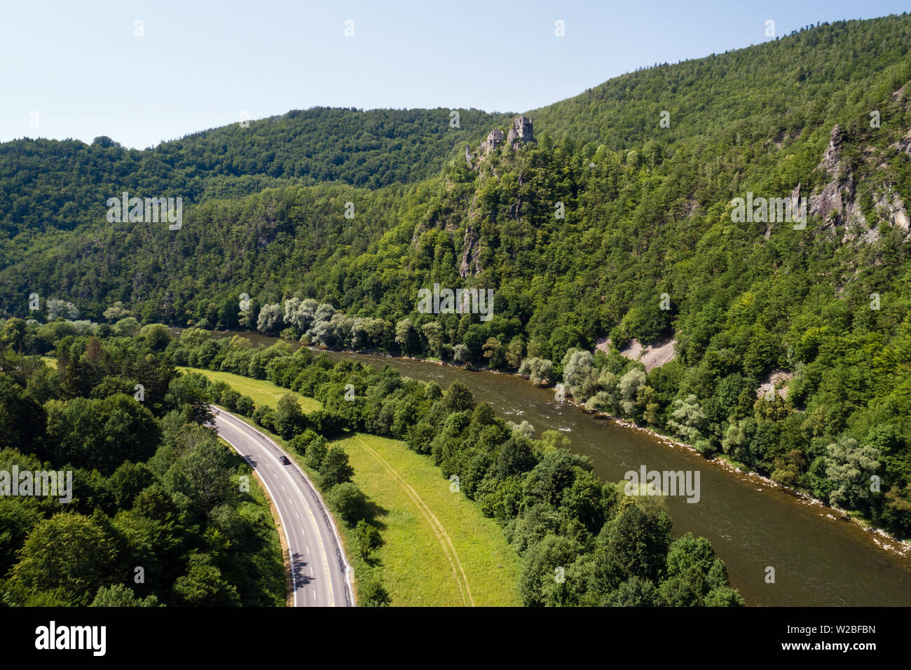 Luftaufnahme der Ruinen der alten Burg Strecno (Starhrad) und Vah River, Slowakische Republik Stockfoto