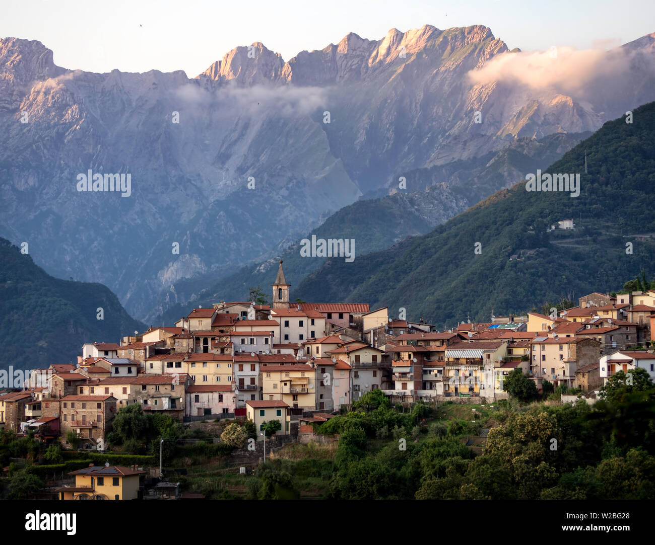 Antona Dorf in den Apuanischen Alpen, die Apuanischen Alpen, in der Nähe des Vestito Mountain Pass. Massa Carrara, Italien, Europa. Sun setting. Stockfoto