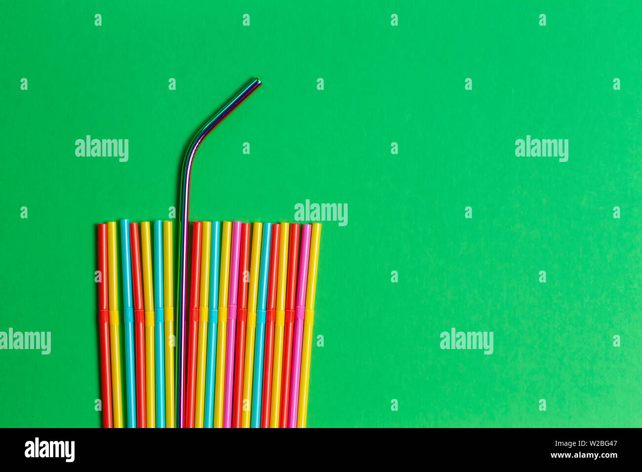 Edelstahl wiederverwendbare Trinkhalm mit Plastik Strohhalme auf grünem Hintergrund Stockfoto