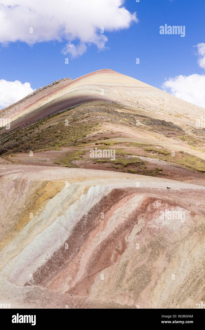 Peru Palccoyo Berg (alternative Rainbow Berg) - Blick von den Hängen des bunten Palccoyo Berg in Peru, Südamerika. Stockfoto