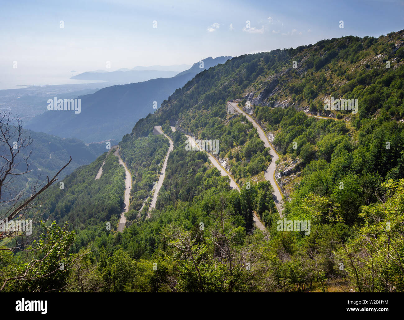 Blick auf Zickzack Mountain Road mit Haarnadelkurven in die Apuanischen Alpen, Alpi Apuane, in der Nähe des Vestito Pass. Über Massa Carrara, Italien. Weniger gereist. Stockfoto