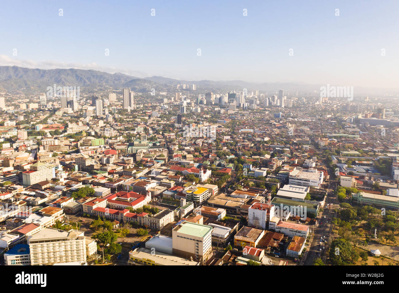 Stadtbild in den Morgen. Die Straßen und Häuser der Stadt Cebu, Philippinen, Ansicht von oben. Panorama der Stadt mit Häusern und Business Center. Stockfoto