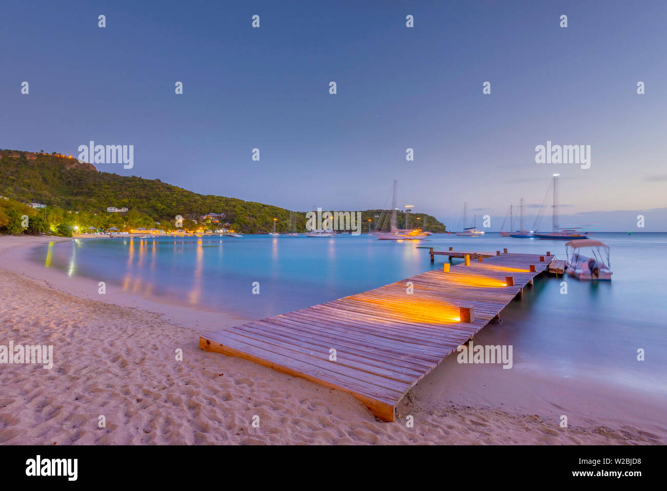 Karibik, Antigua, Freeman's Bay, Galleon Beach in der Dämmerung Stockfoto