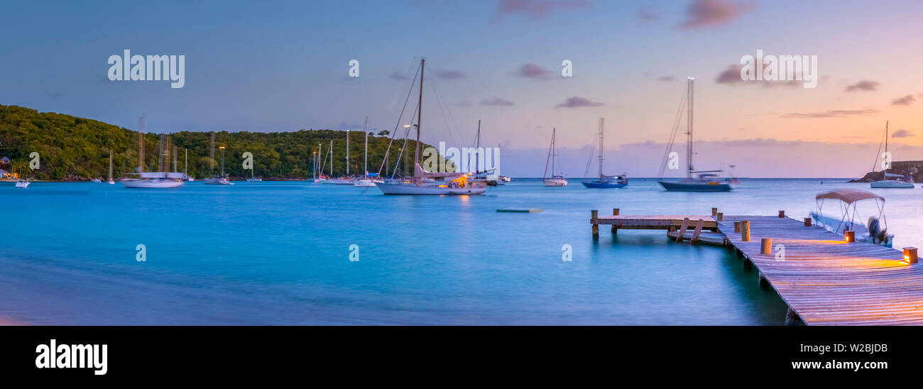 Karibik, Antigua, Freeman's Bay, Galleon Beach in der Dämmerung Stockfoto