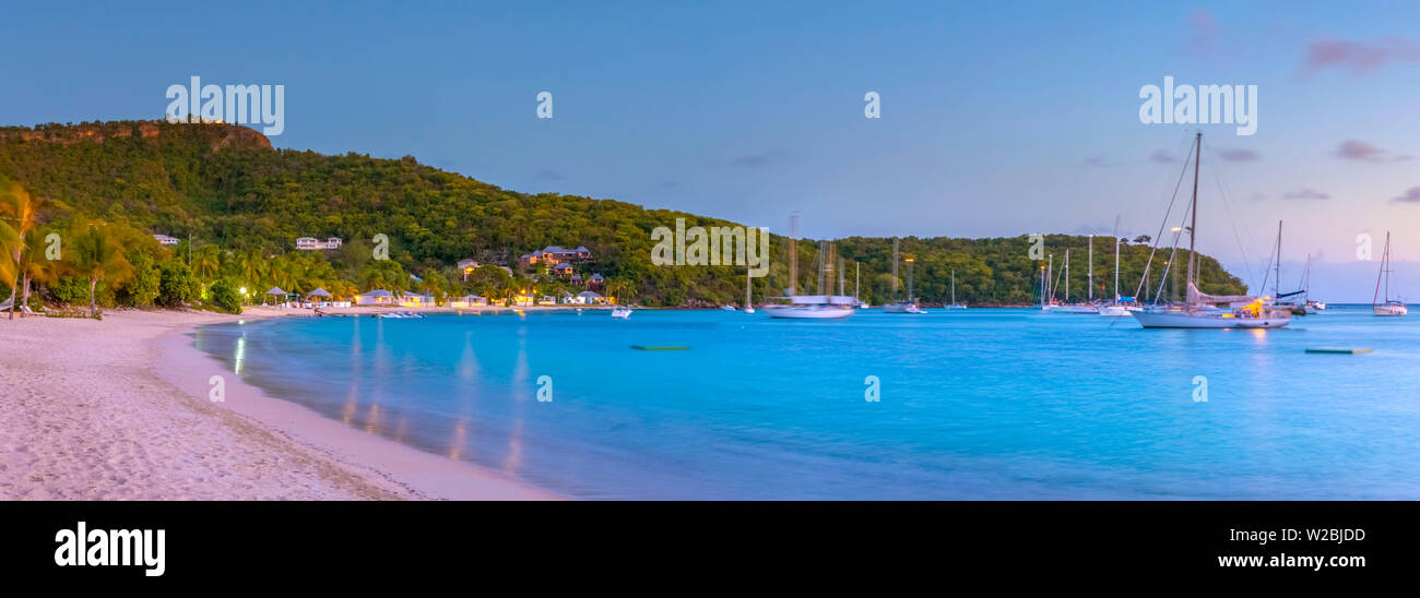Karibik, Antigua, Freeman's Bay, Galleon Beach in der Dämmerung Stockfoto