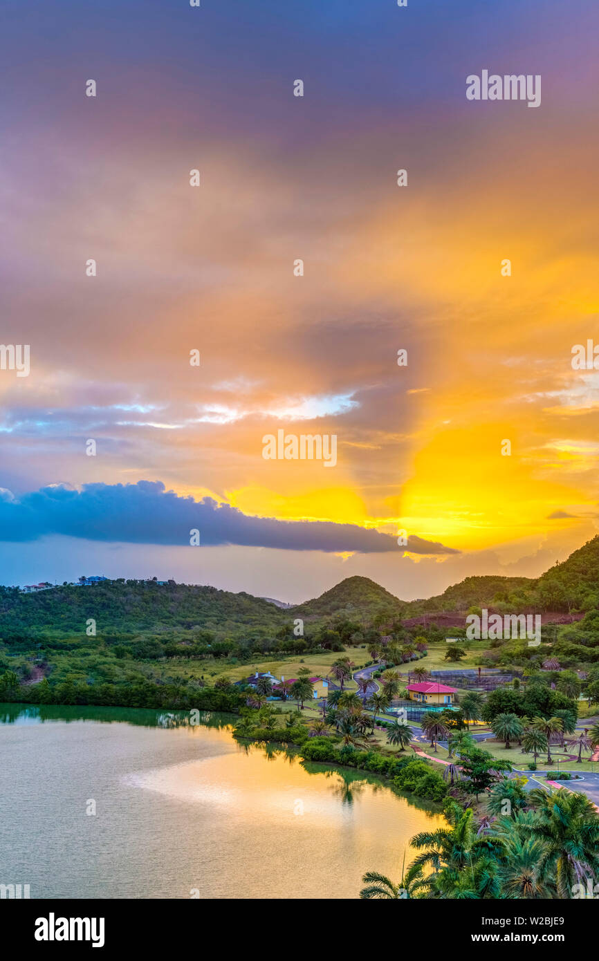 Karibik, Antigua, Deep Bay, Sonnenaufgang über Salzwasser Lagune Stockfoto