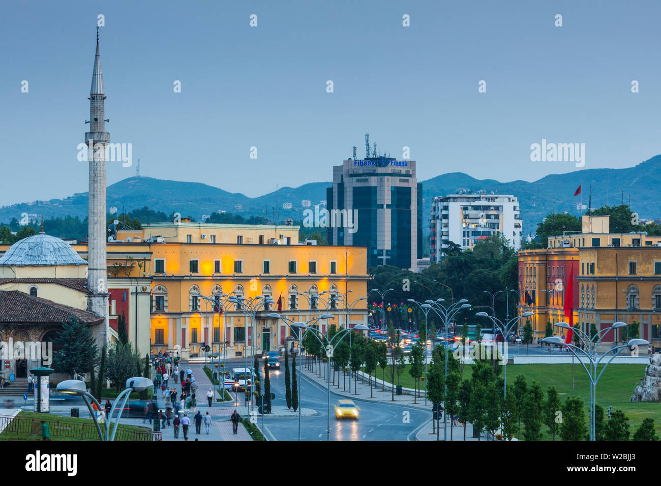 Albanien, Tirana, Skanderbeg Platz, Erhöhte Ansicht, Dämmerung Stockfoto