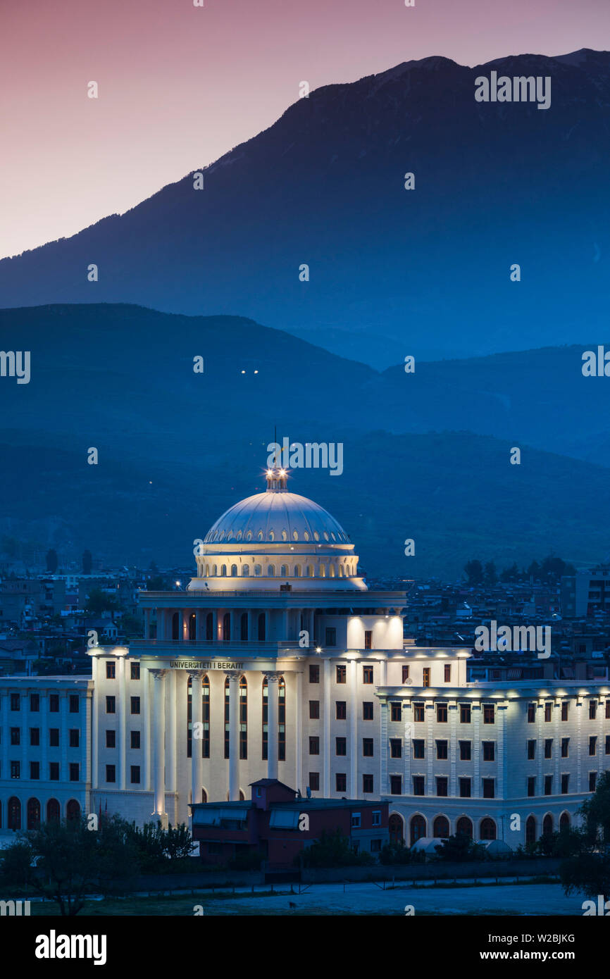 Albanien, Berat, Berat Universitätsgebäude, erhöhten Blick, Morgendämmerung Stockfoto