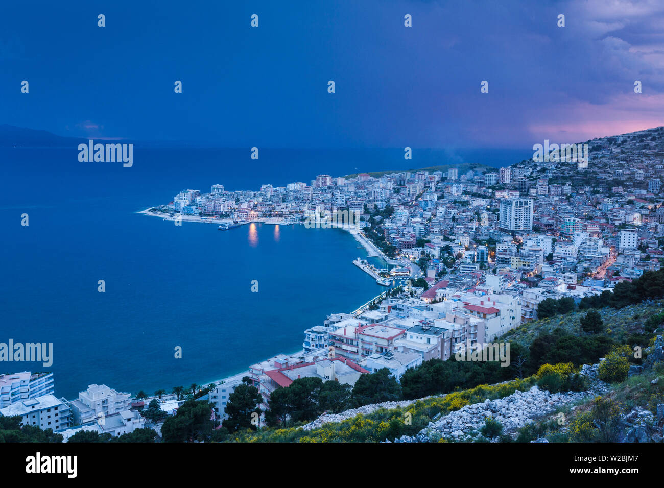Albanien, albanische Riviera, Saranda, erhöhte Stadtansicht, Dämmerung Stockfoto