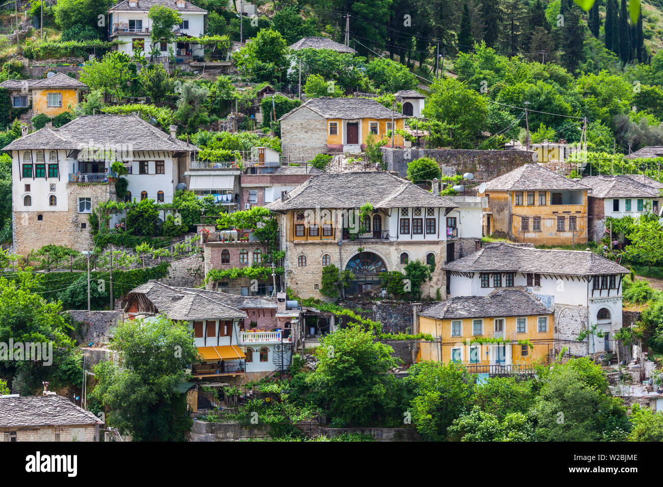 Albanien, Gjirokastra, erhöhte Ansicht der osmanischen Häuser Stockfoto