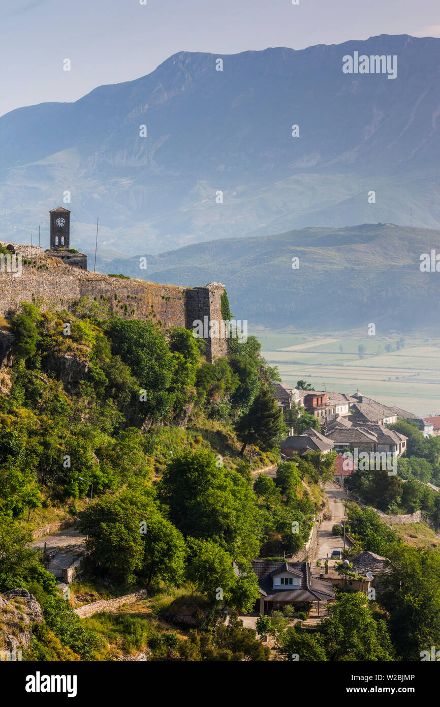 Albanien, Gjirokastra, Burg von Gjirokastra, erhöhten Blick, morgen Stockfoto