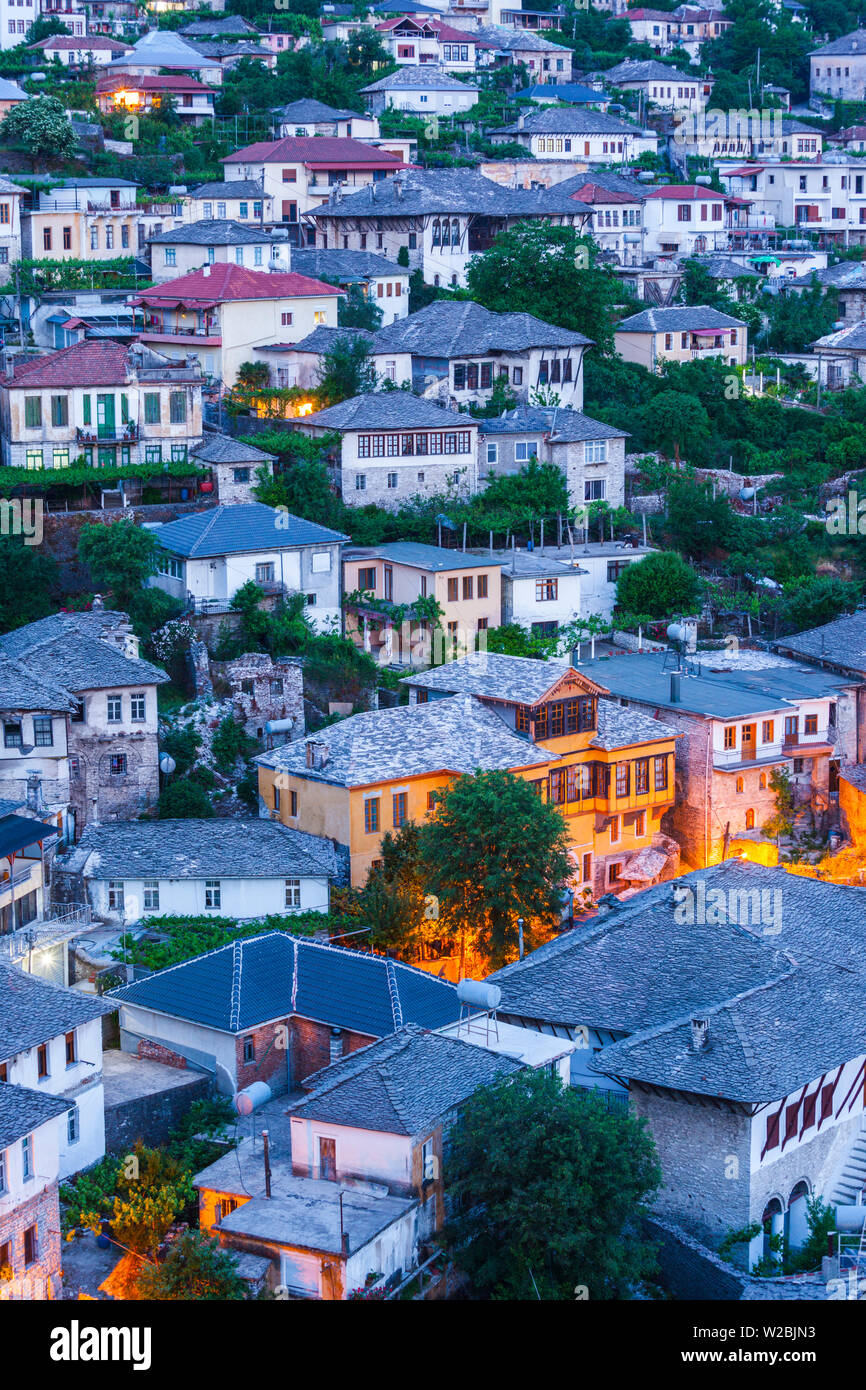 Albanien, Gjirokastra, Erhöhte Ansicht des osmanischen Häuser, Dawn Stockfoto