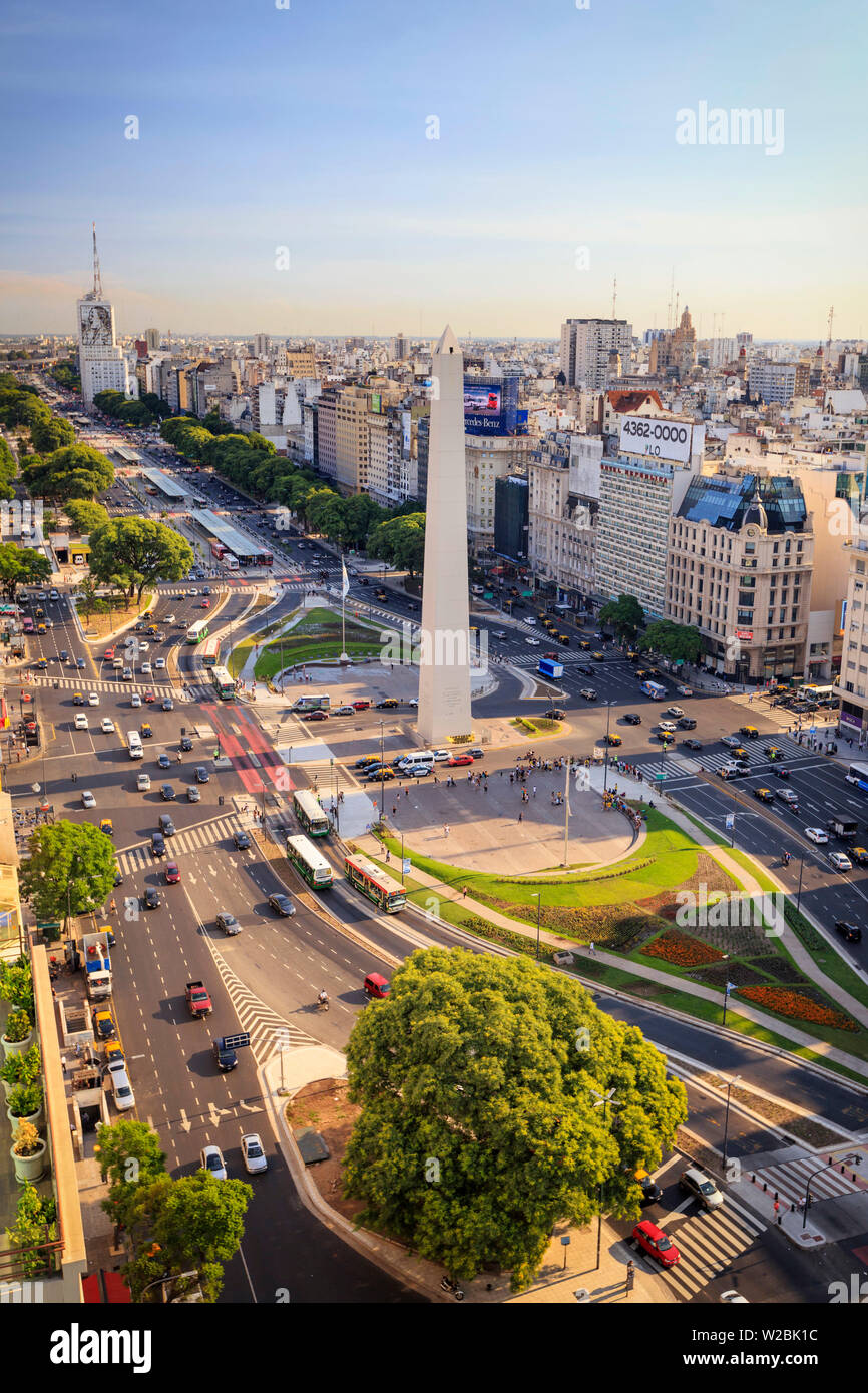 Argentinien, Buenos Aires, der Avenida 9 de Julio und Obelisk Stockfoto