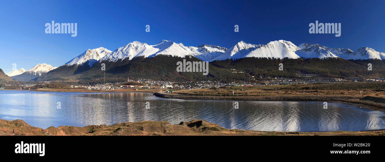Argentinien, Tierra del Fuego, Ushuaia, Beagle Kanal und Blick auf Ushuaia Stadt mit Anden im Hintergrund Stockfoto