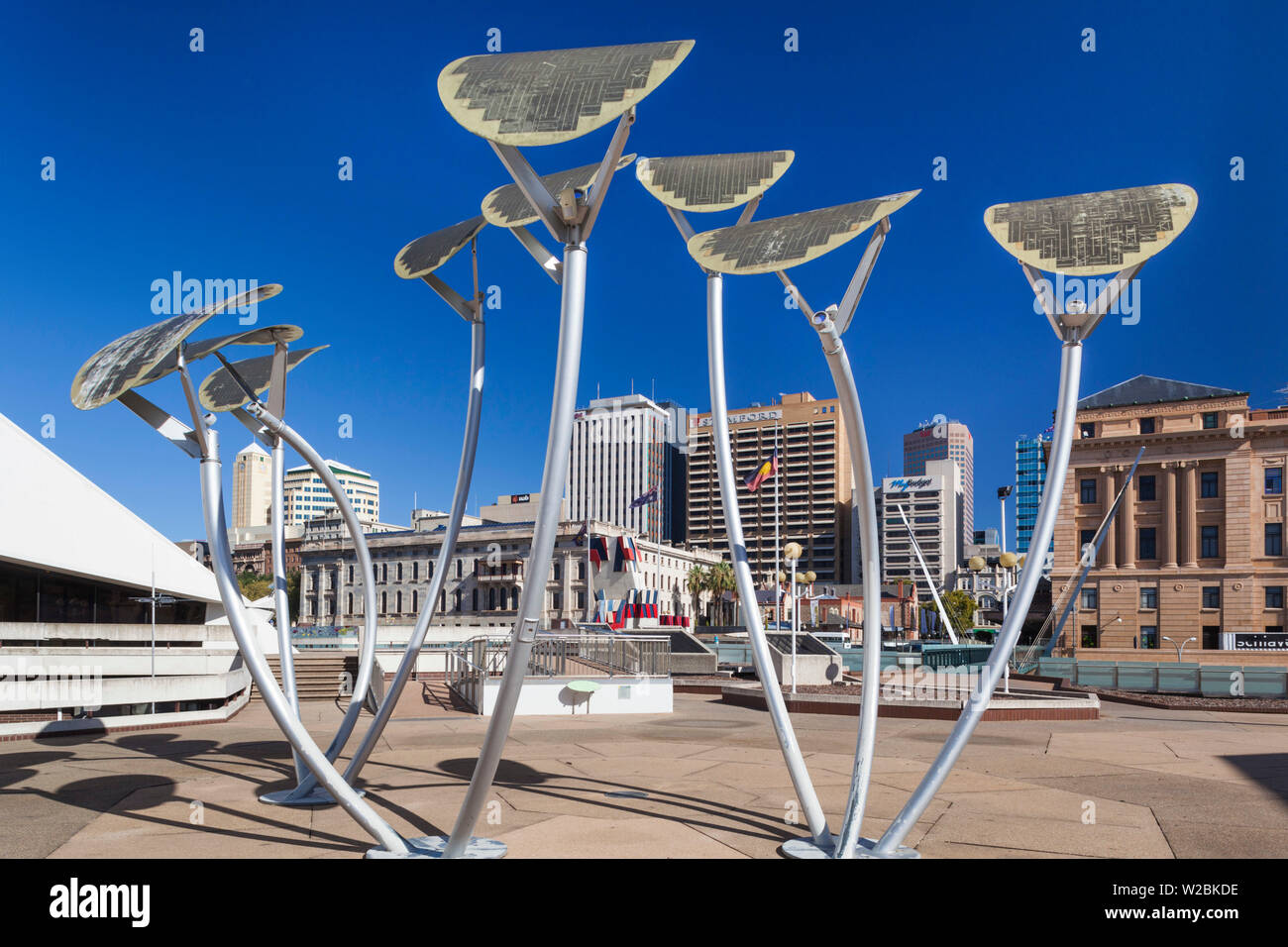 Australien, South Australia, Adelaide, Adelaide Festival Centre, Solar - Straßenbeleuchtung eingeschaltet Stockfoto