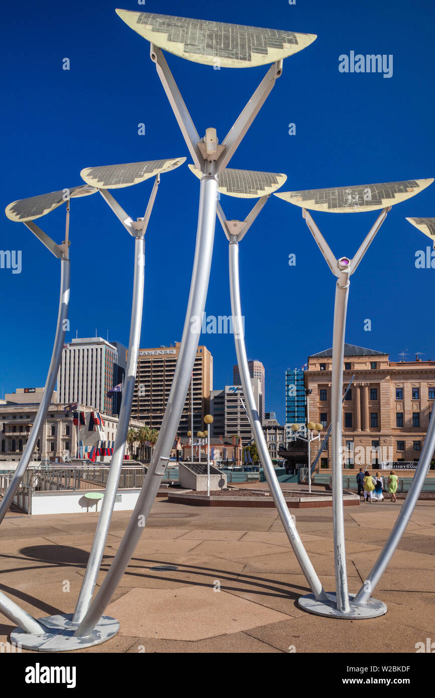 Australien, South Australia, Adelaide, Adelaide Festival Centre, Solar - Straßenbeleuchtung eingeschaltet Stockfoto