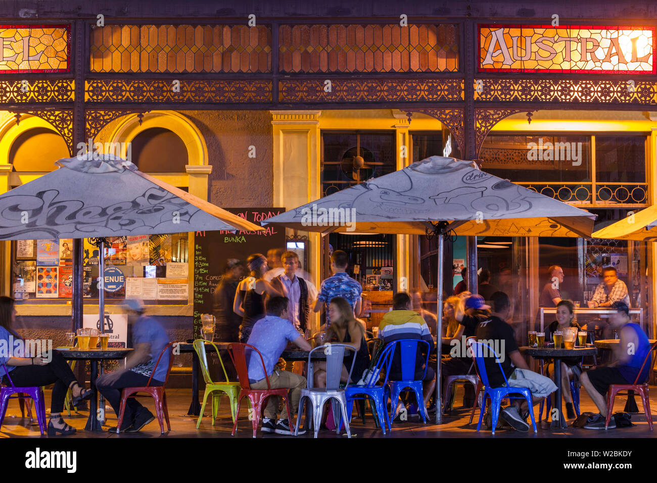 Australien, South Australia, Adelaide, Rundle Street, bar im Hotel Austral, im freien Abend Stockfoto