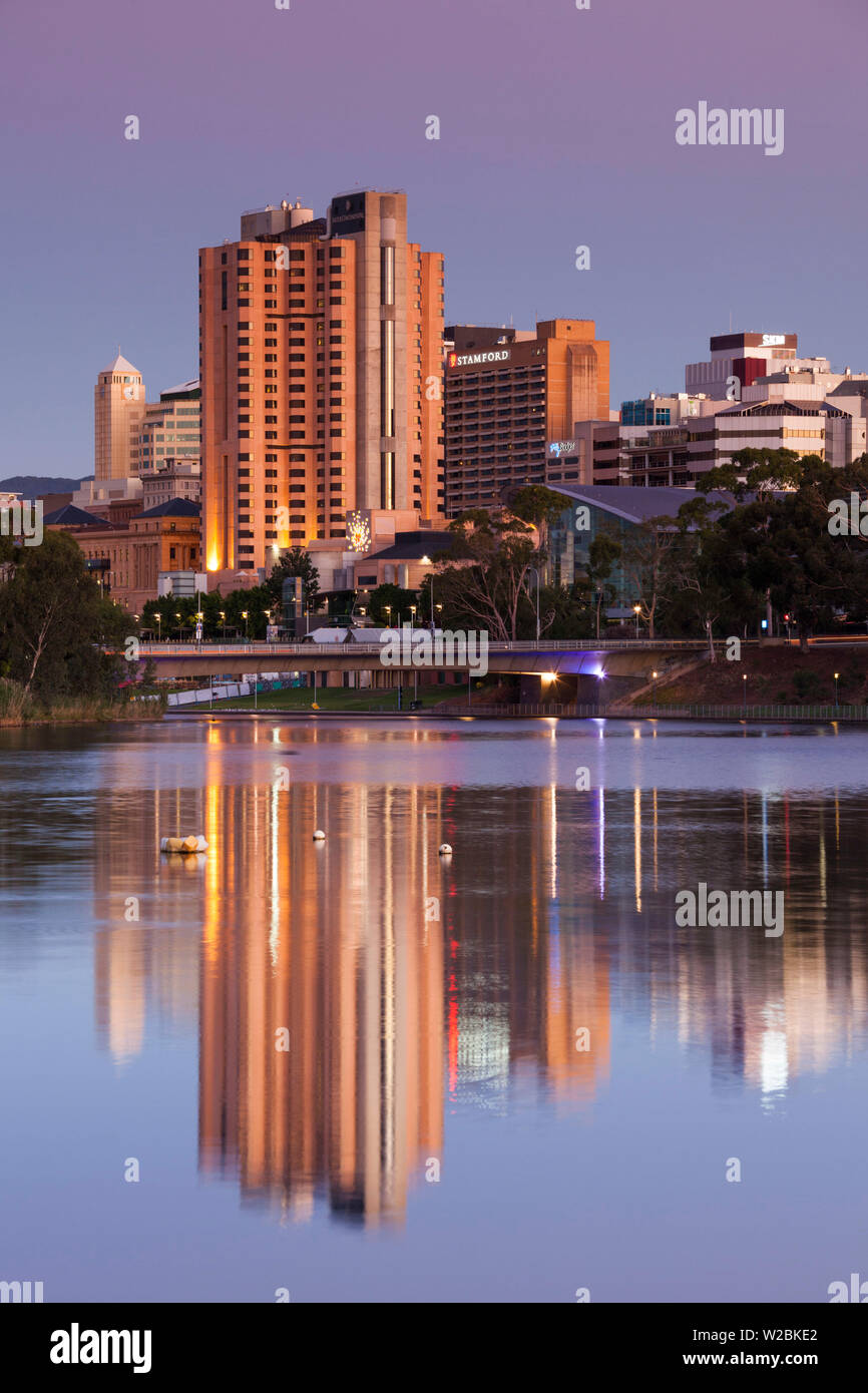 Australien, South Australia, Adelaide, Skyline vom Lake Torrens, tagsüber, abends Stockfoto
