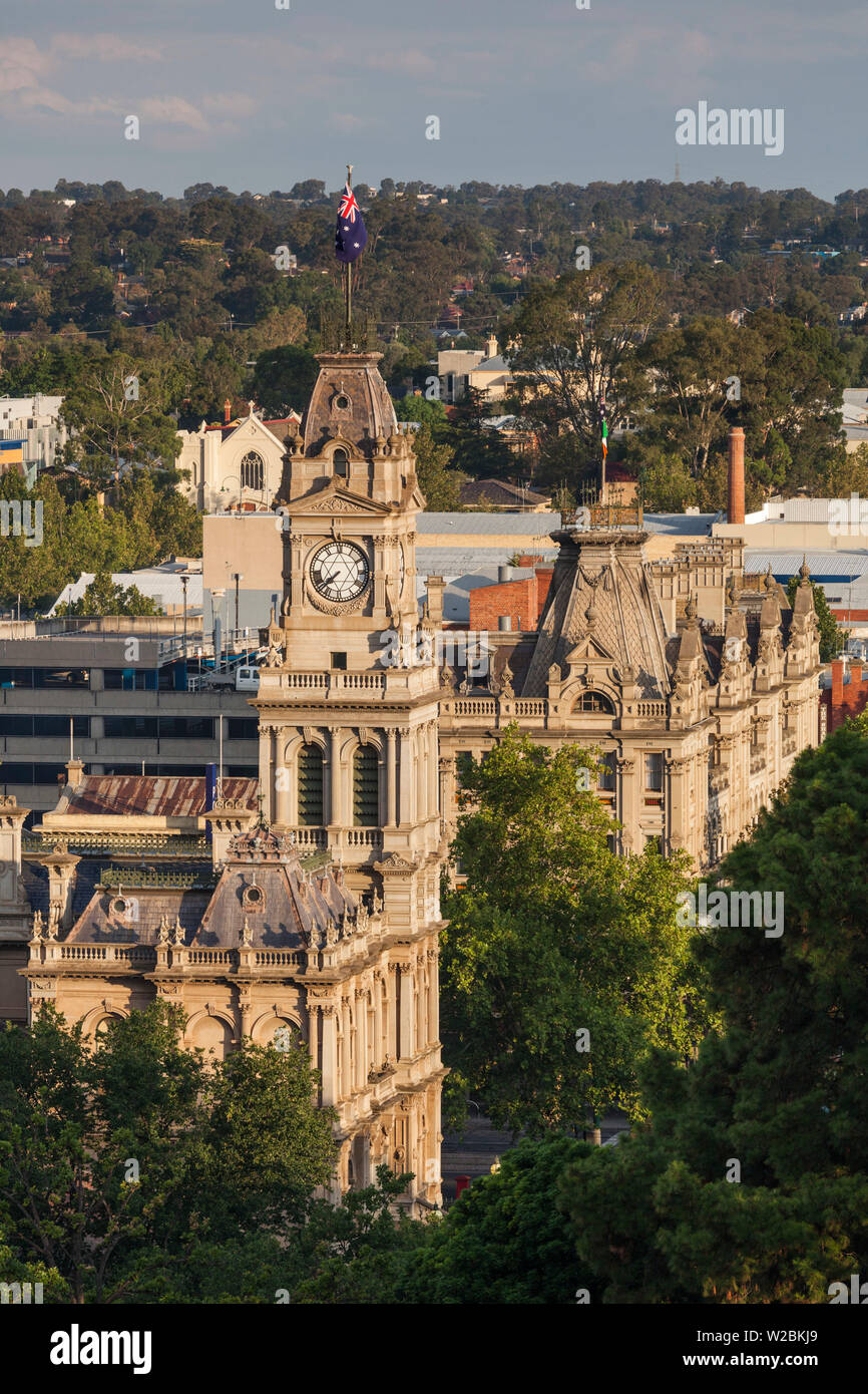 Australien, Victoria, VIC, Bendigo, Rathaus und Shamrock Hotel, erhöhte Ansicht, Sonnenuntergang Stockfoto