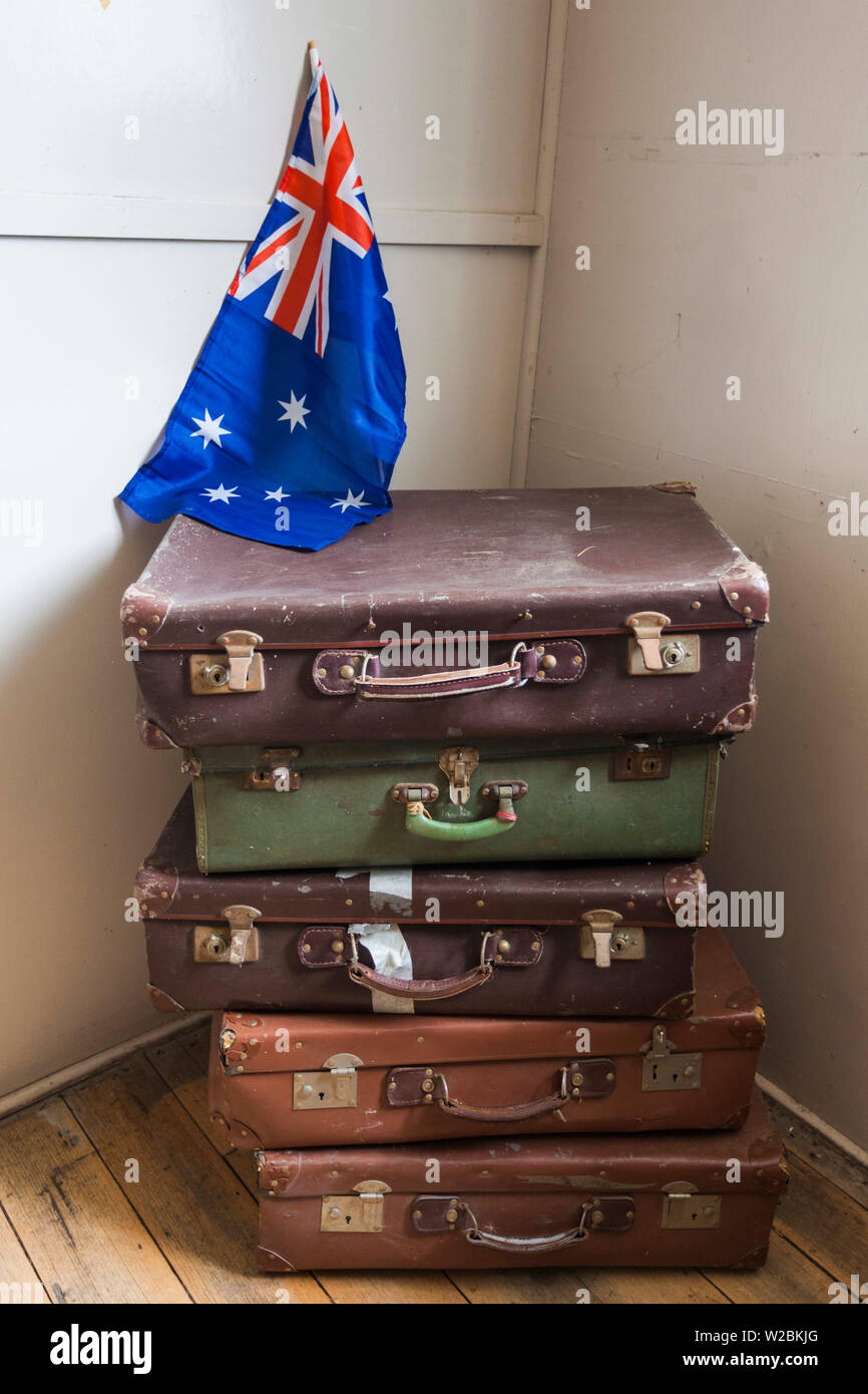 Australien, Victoria, VIC, Bonegilla Bonegilla, die Migrantinnen erleben Museum, post-WW2 immigrant Werk, Gehäuse Kaserne Innenraum, Gepäck und Australische Flagge Stockfoto