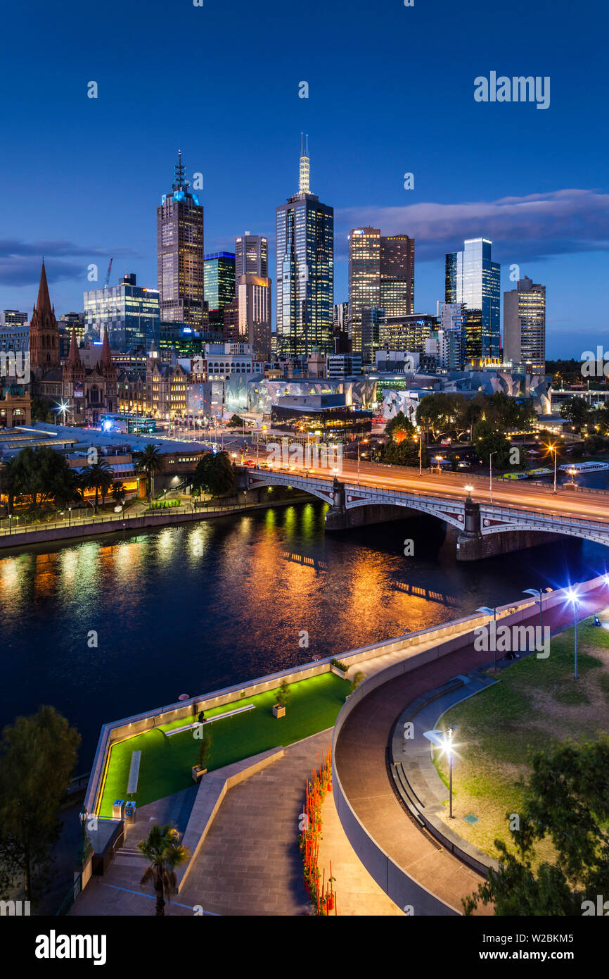 Victoria, VIC, Melbourne, Australien, Skyline mit Yarra River und Prinzessin Brücke, erhöhten Blick, Dämmerung Stockfoto