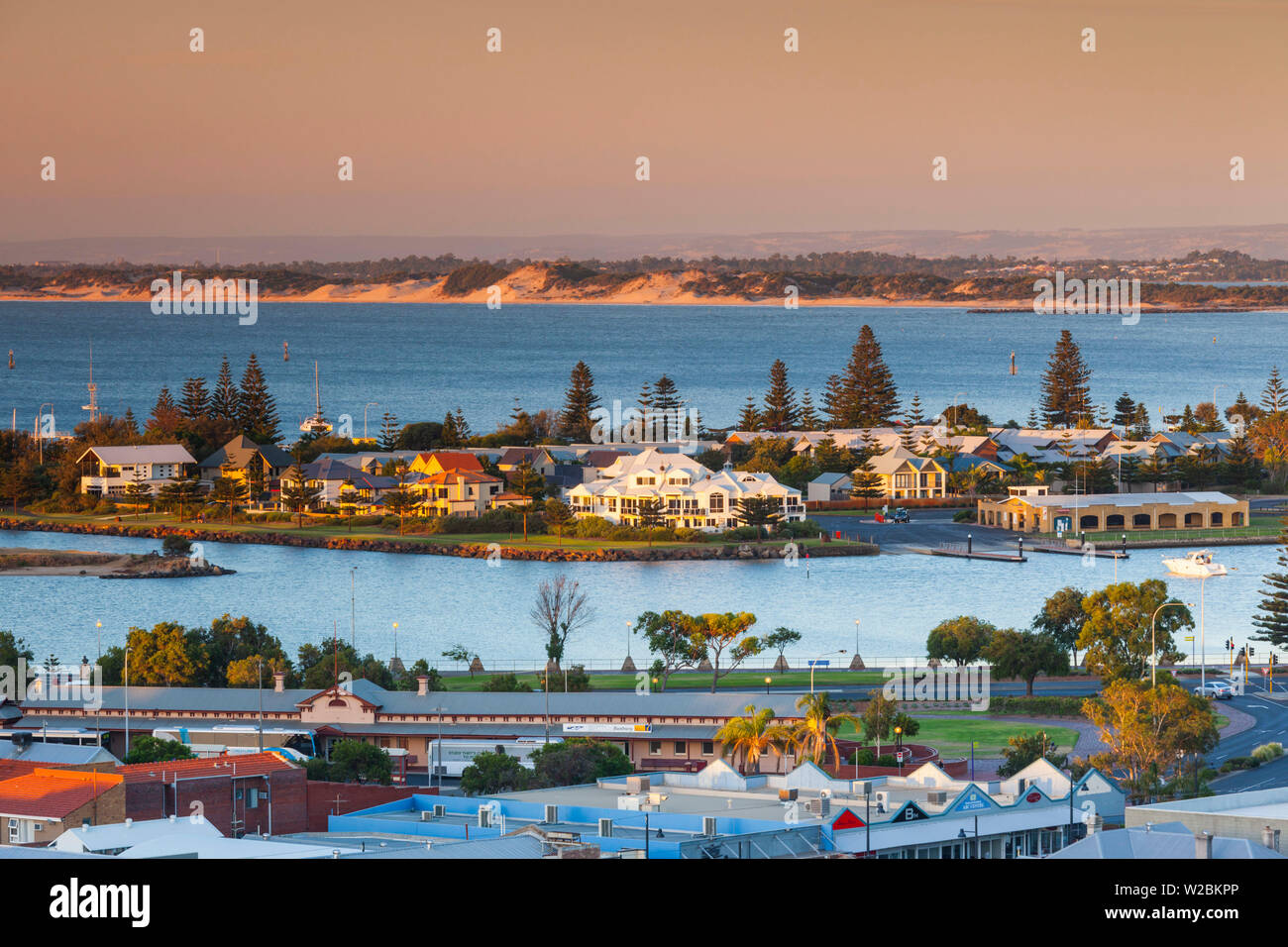 Australien, Western Australia, Bunbury, Blick auf die erhöhten Stadt aus Höhen Boulters, Dämmerung Stockfoto